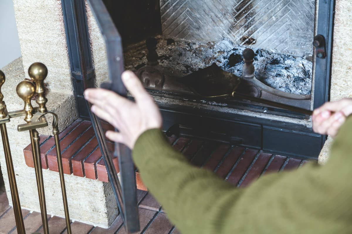 sznur izolacyjny w drzwiach kominka